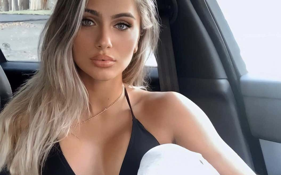 Barstool Tuesday Smokeshow of the Day — @giannawulff | elink 単品価格 DAIBAKSHOW2021 お笑い