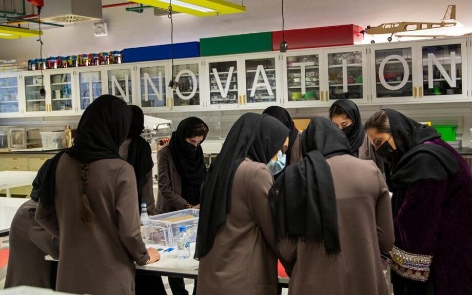 De jeunes innovatrices afghanes brillent sur la scène internationale lors de la première compétition mondiale de robotique