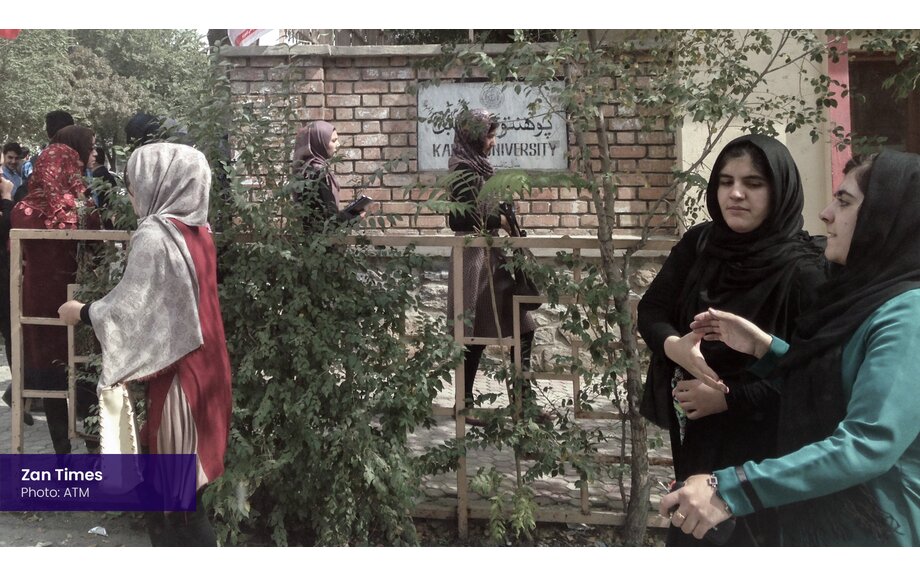 La répression des talibans cible les femmes universitaires et leurs manuels scolaires