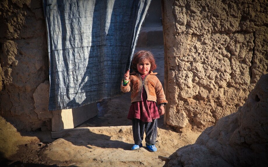 « Nous avons vu des femmes mourir chez elles » : l’interdiction des sages-femmes par les talibans menace les soins de santé dans les zones rurales afghanes"