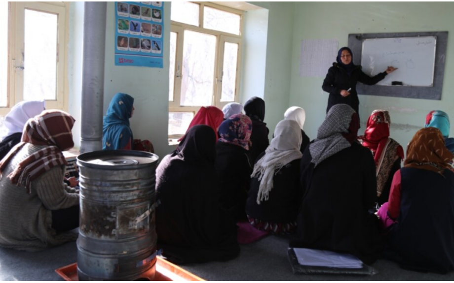 Les talibans suppriment les cours d'alphabétisation des femmes au Panjshir, intensifiant ainsi leur guerre contre l'éducation.