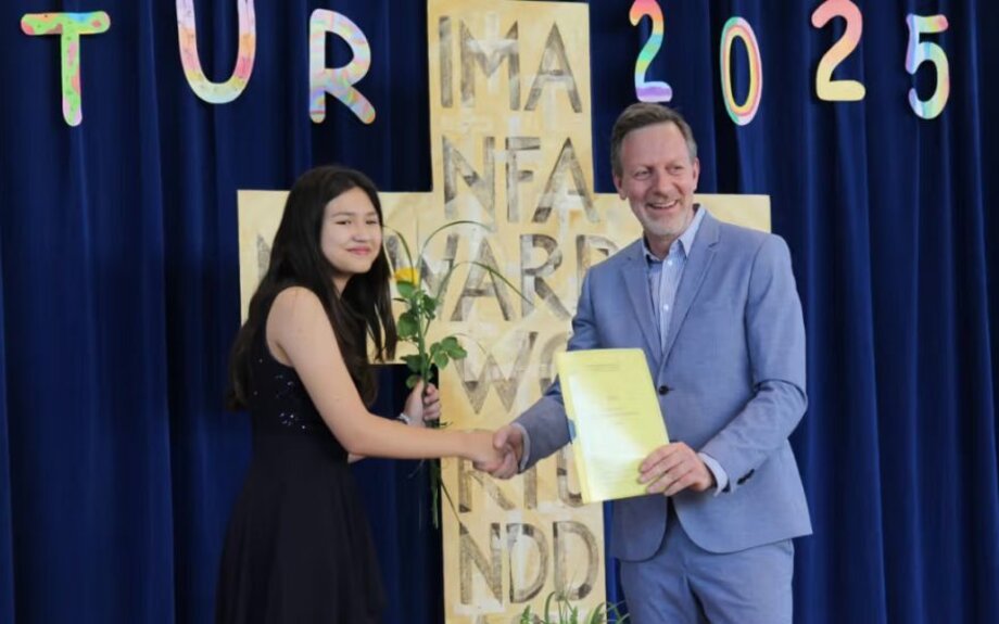 Lina Haider, née en Afghanistan, bat un record en tant que plus jeune diplômée en Allemagne
