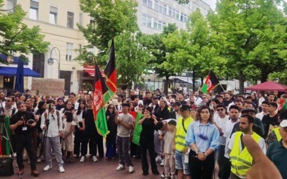 Des femmes afghanes mènent une manifestation à Berlin contre les politiques des talibans.