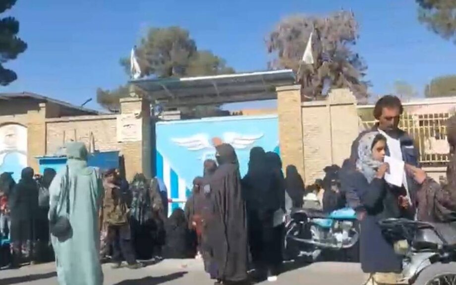 Des sources indiquent que les talibans interdisent l'entrée d'un hôpital d'Hérat aux femmes sans burqa.