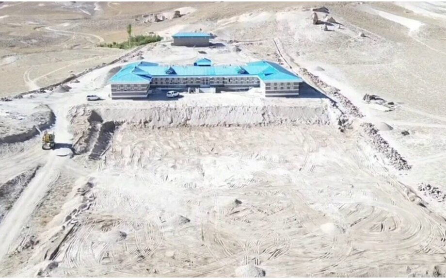 Dans le centre de l'Afghanistan, les populations locales construisent leurs propres écoles face aux lacunes de l'enseignement public.