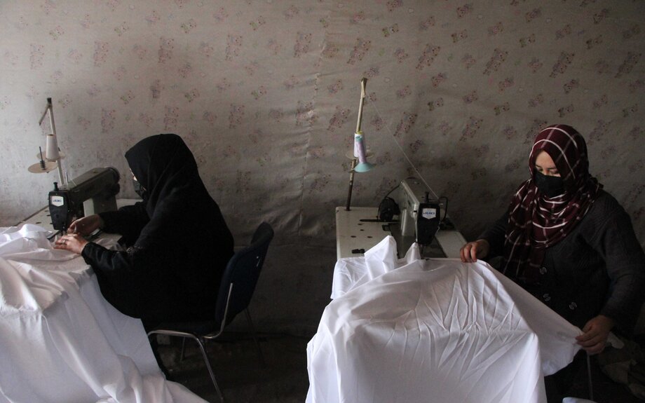 Des moyens de subsistance au silence : les talibans écrasent le travail des femmes à huis clos