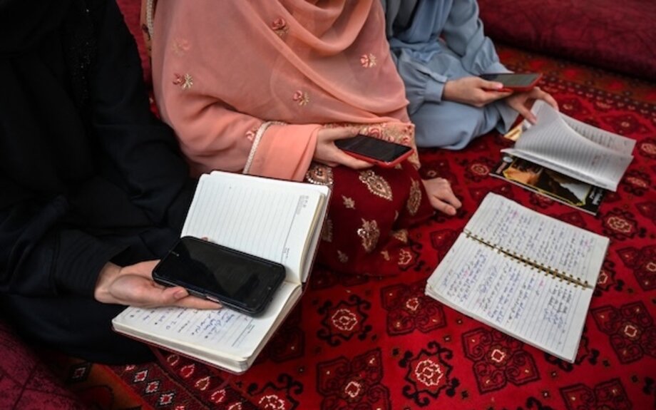 Au-delà de l'interdiction : des jeunes filles plus âgées trouvent des formes d'éducation alternatives 