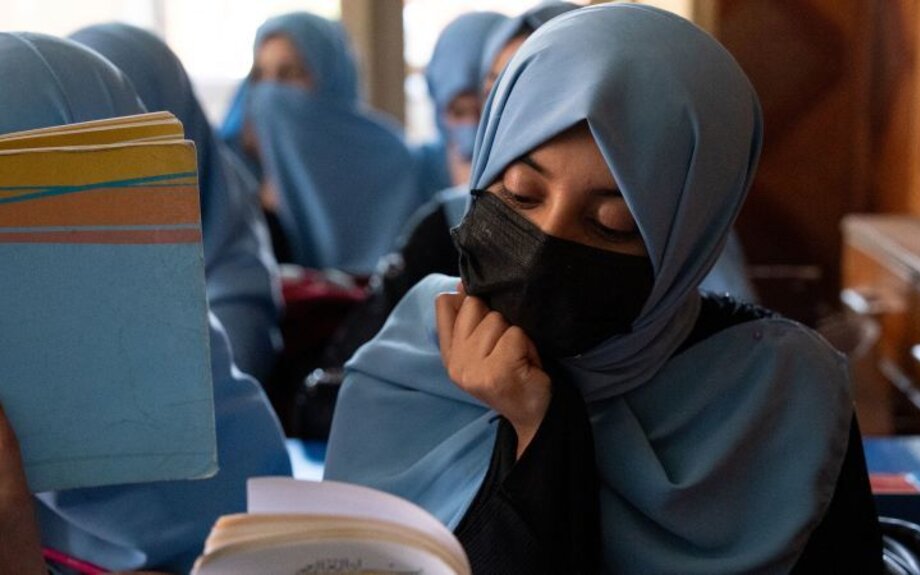 « Ils ne nous enseignent pas ce dont nous avons besoin » : Au cœur de l’expansion des écoles religieuses pour filles en Afghanistan