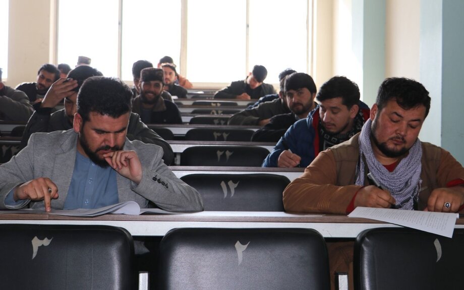 Priver les étudiants de leur liberté religieuse dans la guerre menée par les talibans contre les universités