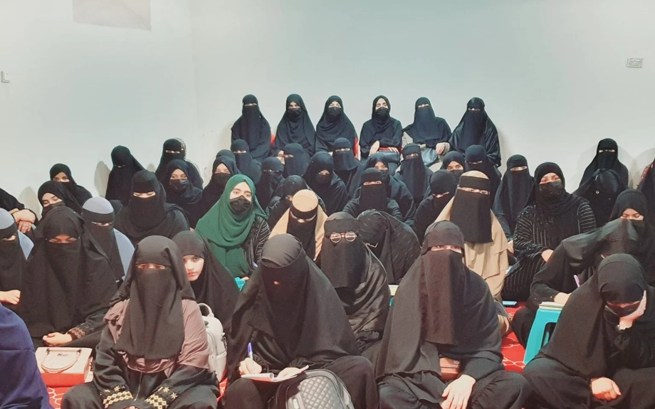 Burqa, silence et mariage forcé : qu'apprennent les filles dans les madrasas talibanes ?