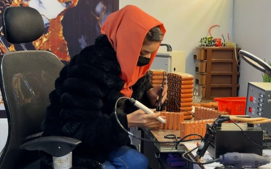 Interdite par les talibans d'étudier, une Afghane utilise ses compétences technologiques pour maintenir son électricité 