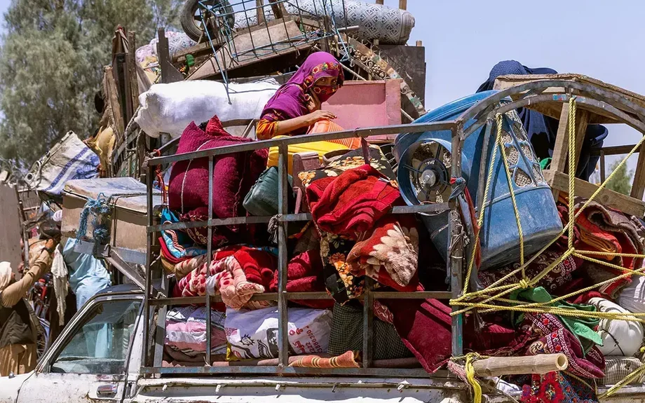 De nombreuses femmes afghanes contraintes de rentrer chez elles, expulsées d'Iran et du Pakistan, luttent pour reconstruire leur vie