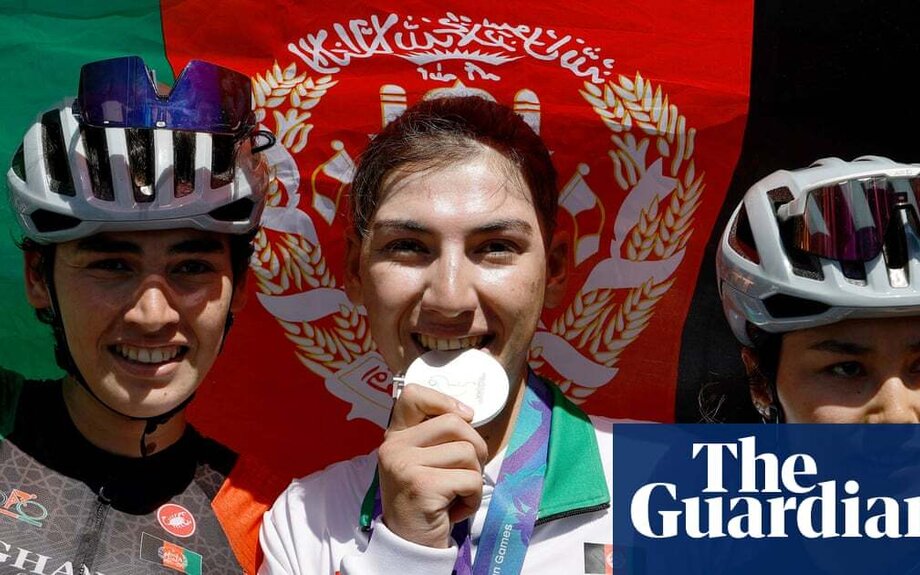  Une cycliste afghane qui s'était déguisée en homme pour échapper aux talibans remporte la médaille d'argent aux Jeux asiatiques