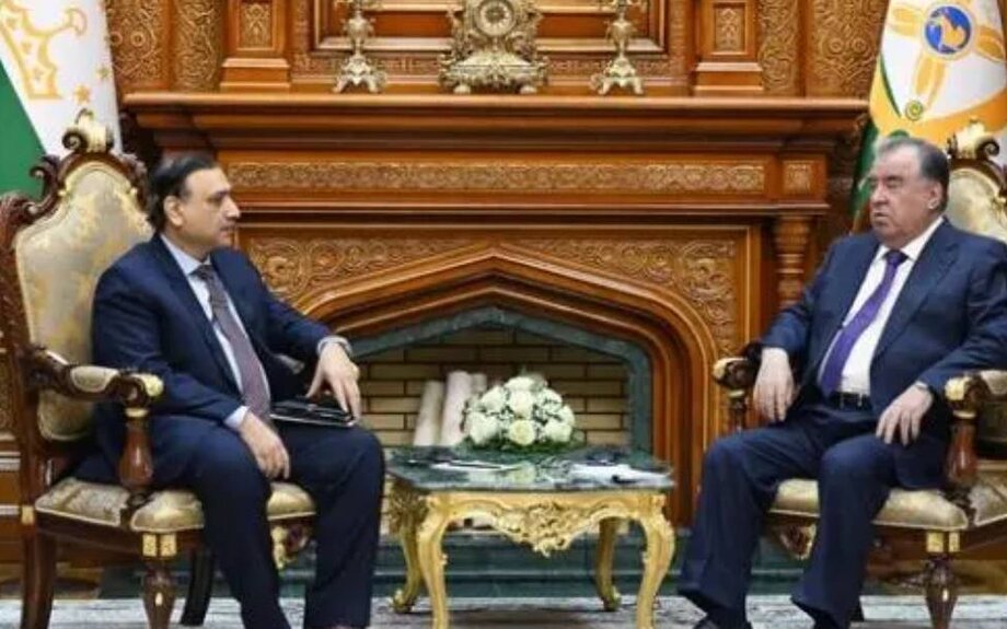 Dans un contexte de tensions croissantes avec les talibans, le chef de l'ISI pakistanais rencontre le président tadjik