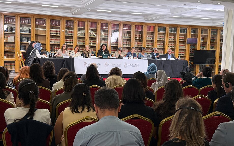 « Écoutez nos voix » : les femmes afghanes réclament justice au tribunal populaire de Madrid