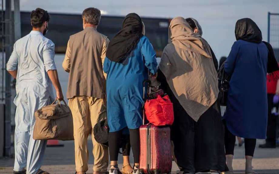 Les États-Unis commencent à révoquer les cartes vertes des immigrants afghans, suscitant des inquiétudes juridiques et humanitaires.