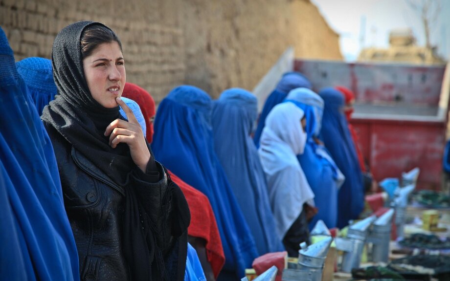  Fils de résistance : comment les Afghanes transforment les boutiques en ligne en bouées de sauvetage sous le régime taliban