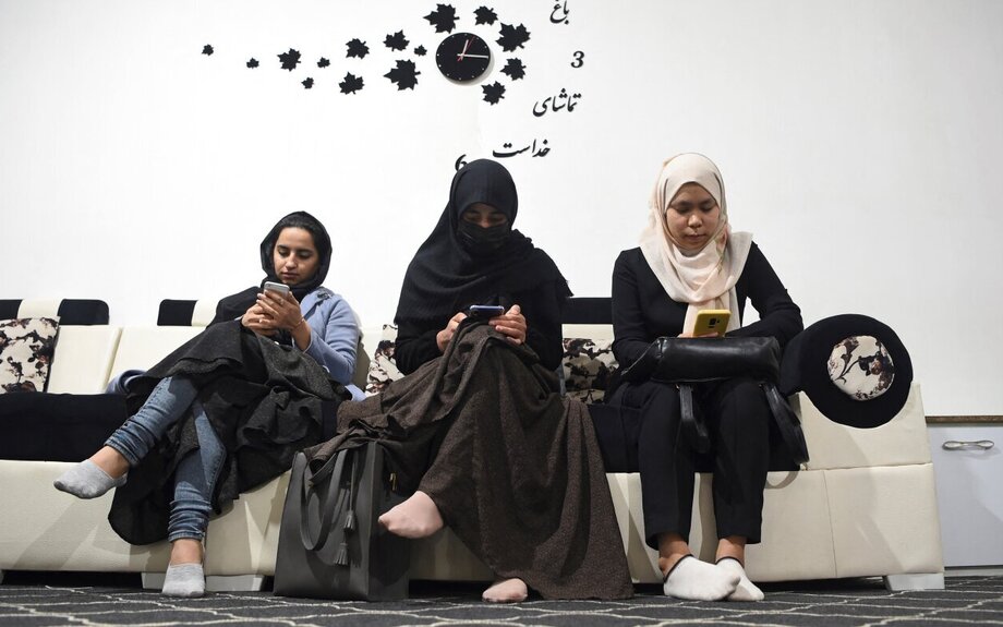 Taliban declares war on smartphones
