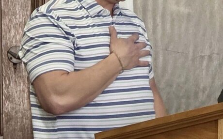 At first meeting since Pledge of Allegiance controversy, commissioner recites it