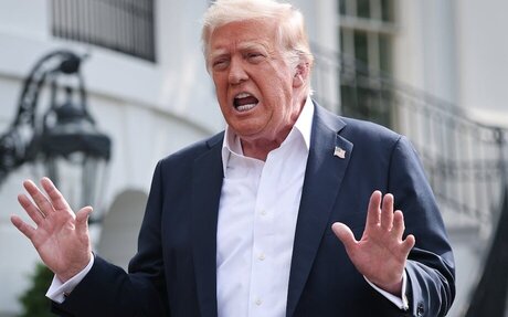 Los exabruptos de Trump sobre la crisis del petróleo se descontrolan mientras sus asesores entran en pánico en silencio.